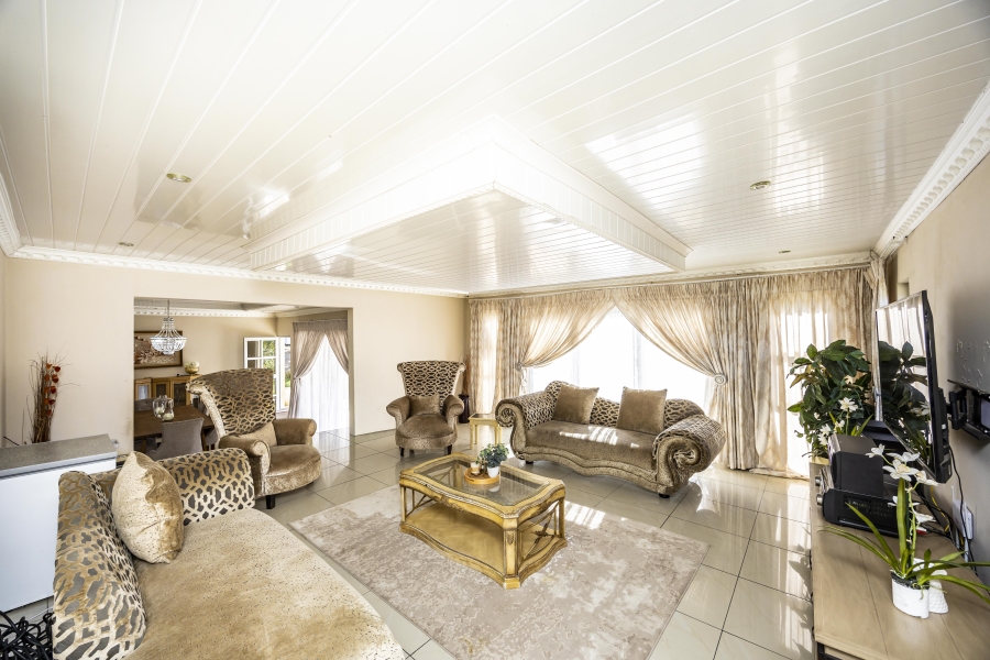 5 Bedroom Property for Sale in Summerpride Eastern Cape